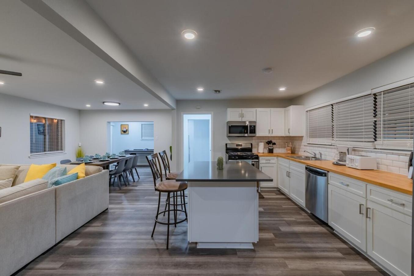 Luxurious With Hot Tub & Tree Deck By 6flags Holiday home *