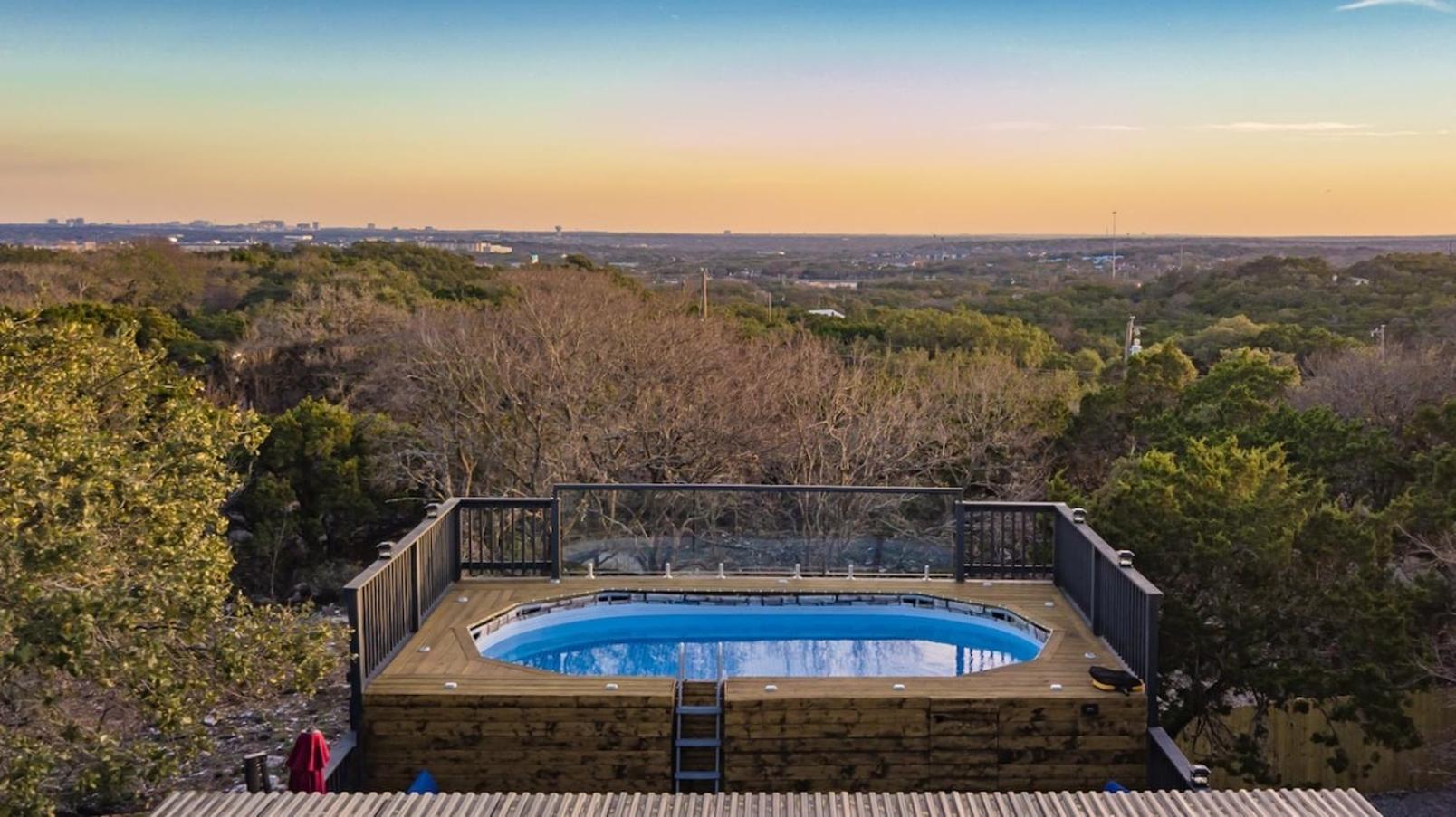 Holiday home Breathtaking Roof Pool Views, Gameroom, Firepit