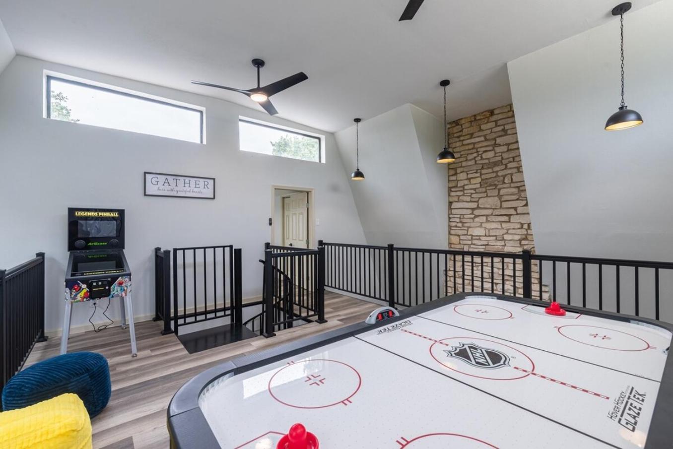 Breathtaking Roof Pool Views, Gameroom, Firepit Holiday home