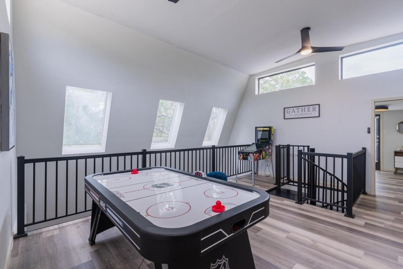 Breathtaking Roof Pool Views, Gameroom, Firepit Holiday home San Antonio