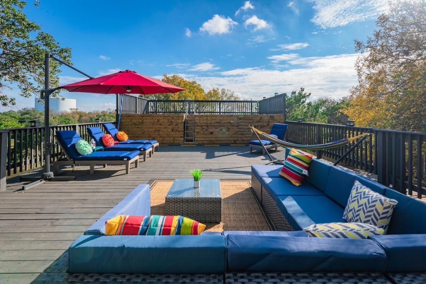Holiday home Breathtaking Roof Pool Views, Gameroom, Firepit *