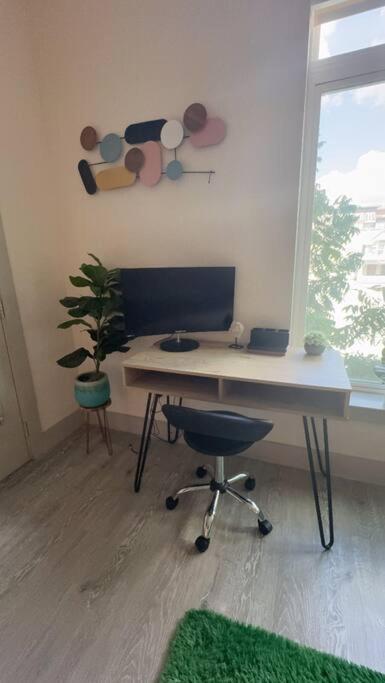 Beautiful On Riverwalk King W Free Parking Pet Friendly Centrally Located On The Riverwalk *