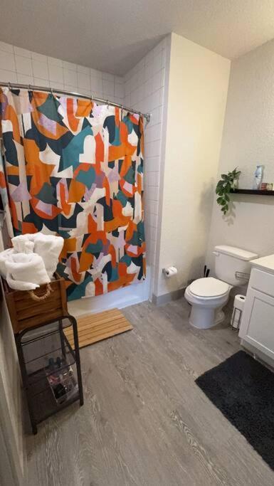Beautiful On Riverwalk King W Free Parking Pet Friendly Centrally Located On The Riverwalk Apartment