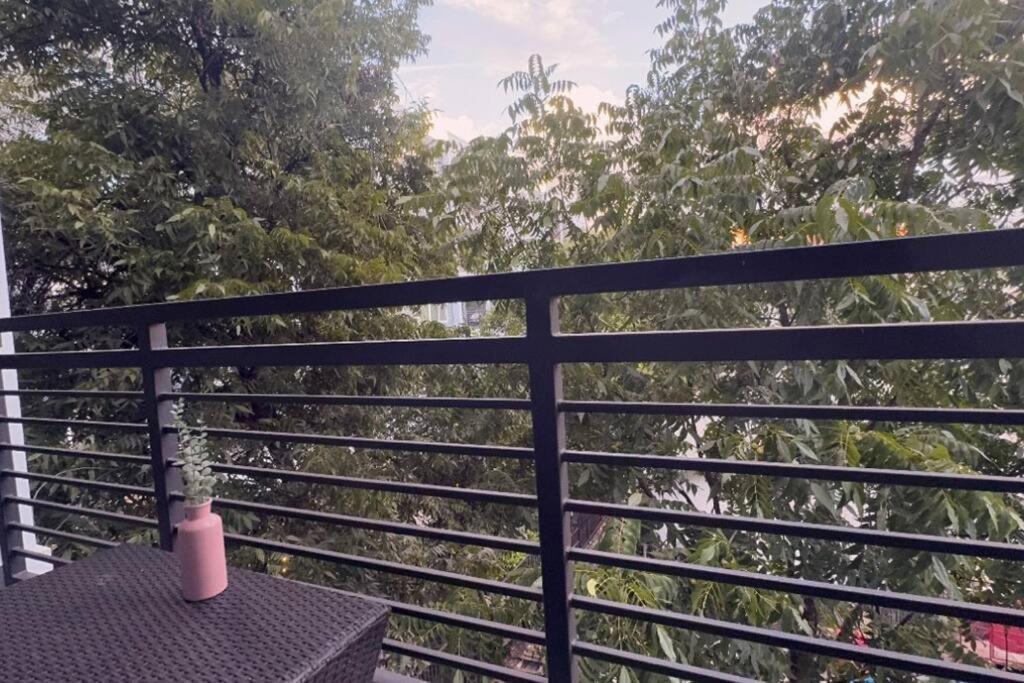 Beautiful On Riverwalk King W Free Parking Pet Friendly Centrally Located On The Riverwalk