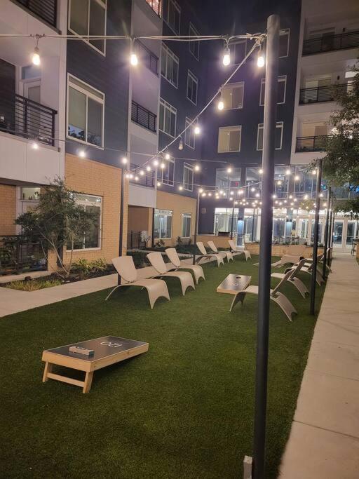 Beautiful On Riverwalk King W Free Parking Pet Friendly Centrally Located On The Riverwalk Apartment