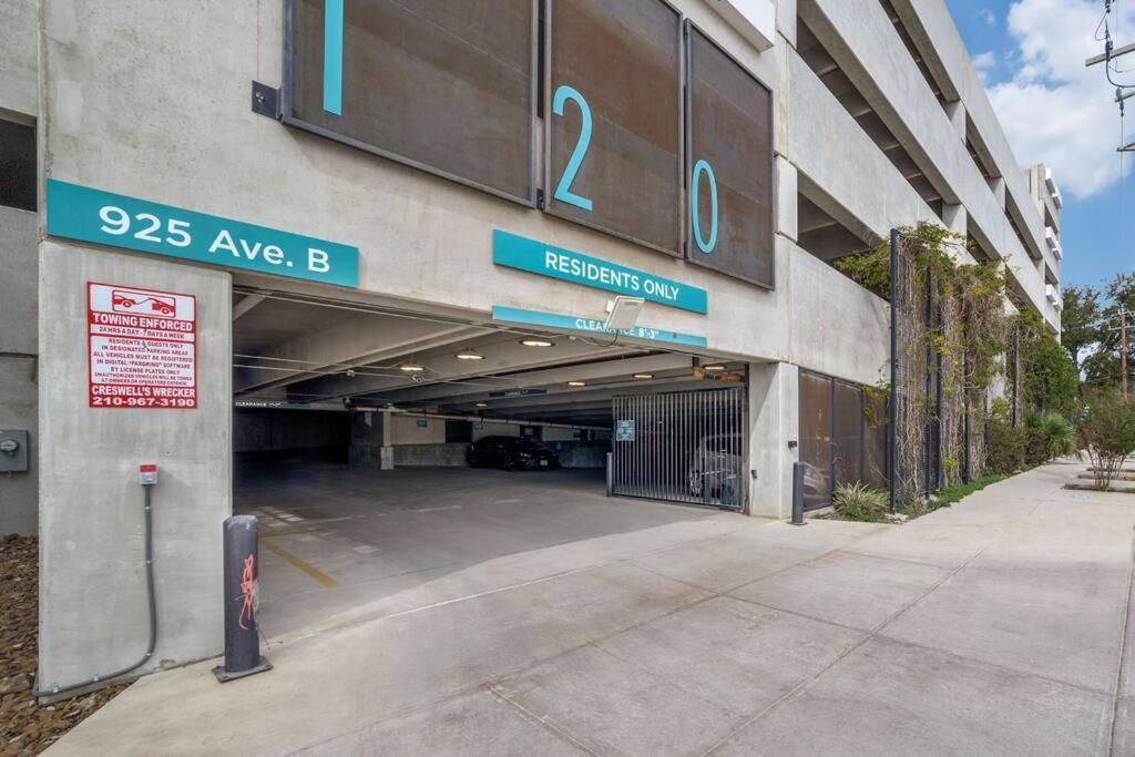 Beautiful On Riverwalk King W Free Parking Pet Friendly Centrally Located On The Riverwalk *