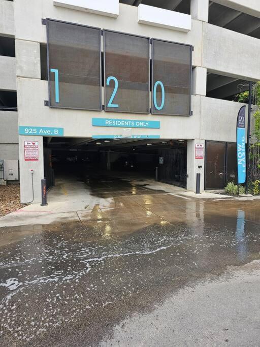 Beautiful On Riverwalk King W Free Parking Pet Friendly Centrally Located On The Riverwalk San Antonio