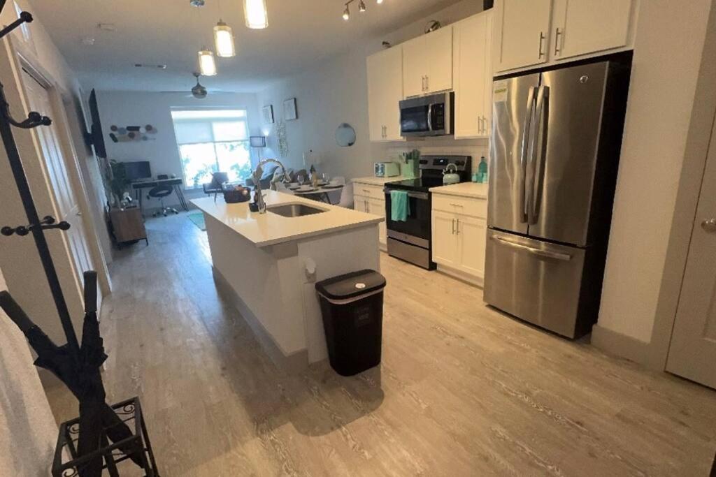 Beautiful On Riverwalk King W Free Parking Pet Friendly Centrally Located On The Riverwalk Apartment