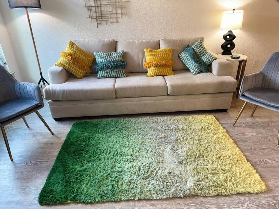 Beautiful On Riverwalk King W Free Parking Pet Friendly Centrally Located On The Riverwalk Apartment *