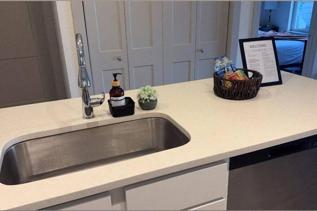 Beautiful On Riverwalk King W Free Parking Pet Friendly Centrally Located On The Riverwalk * San Antonio