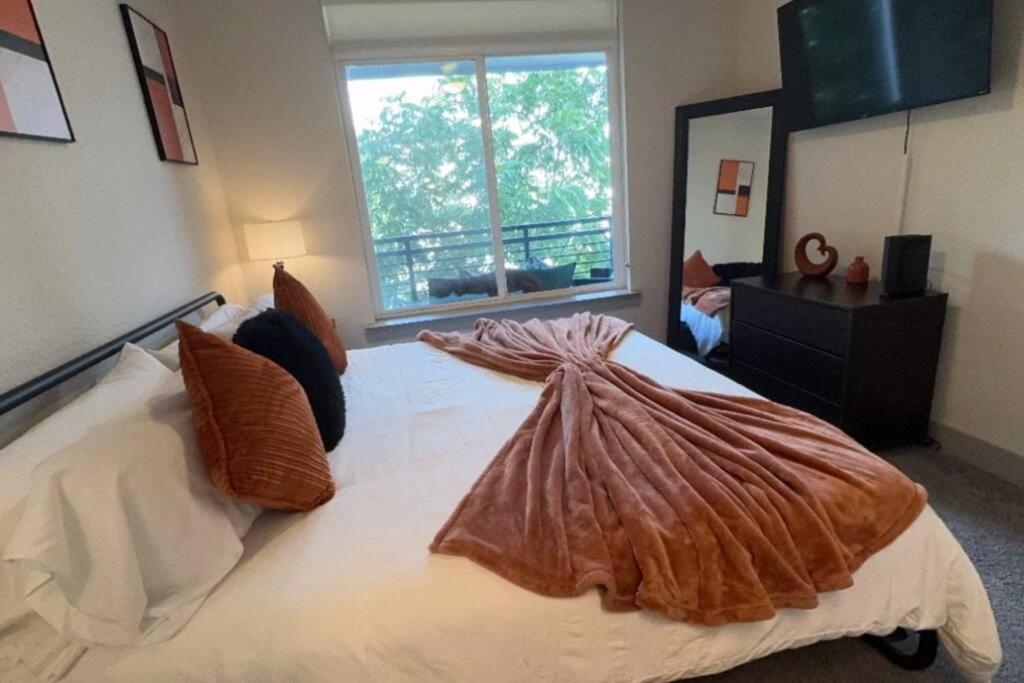 Beautiful On Riverwalk King W Free Parking Pet Friendly Centrally Located On The Riverwalk