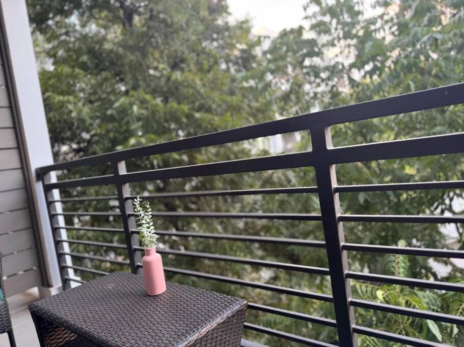 Beautiful On Riverwalk King W Free Parking Pet Friendly Centrally Located On The Riverwalk Apartment *