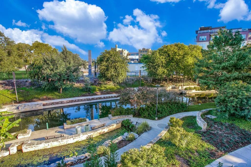 Apartment Beautiful On Riverwalk King W Free Parking Pet Friendly Centrally Located On The Riverwalk San Antonio