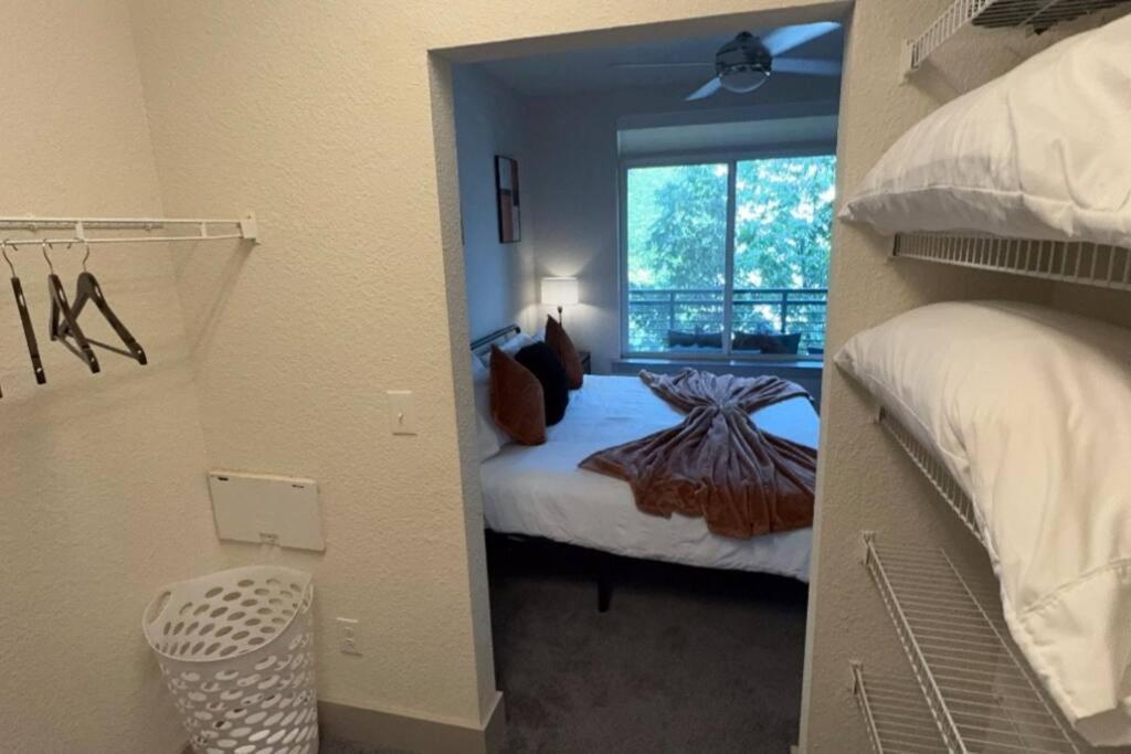 Apartment Beautiful On Riverwalk King W Free Parking Pet Friendly Centrally Located On The Riverwalk San Antonio