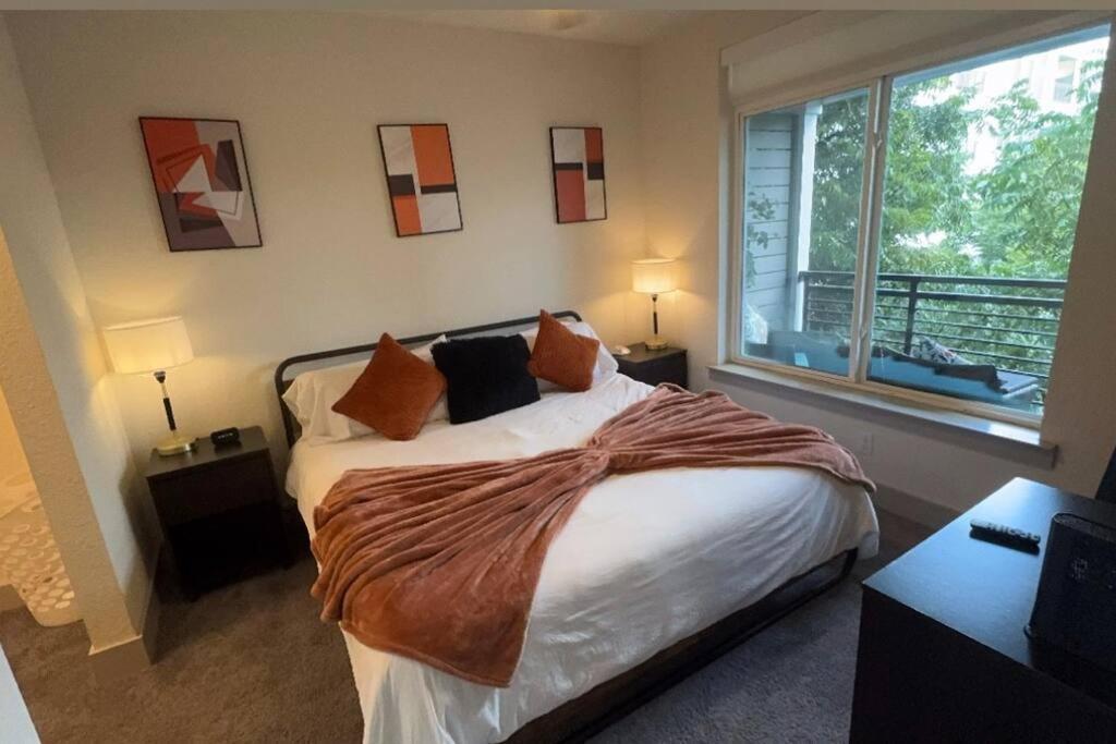 Beautiful On Riverwalk King W Free Parking Pet Friendly Centrally Located On The Riverwalk *