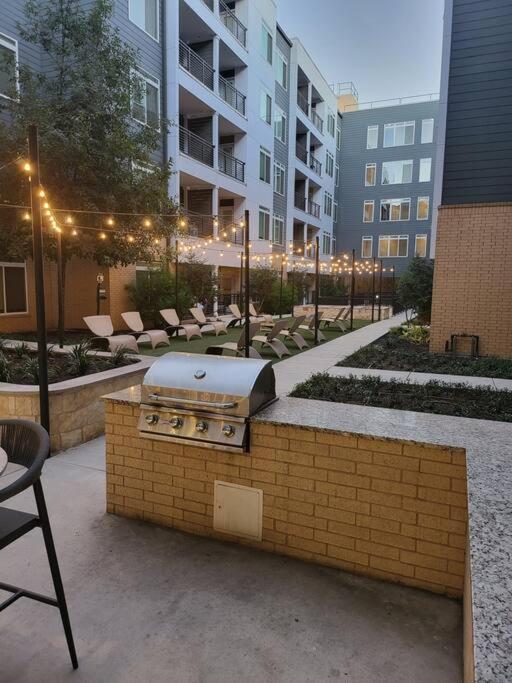 Beautiful On Riverwalk King W Free Parking Pet Friendly Centrally Located On The Riverwalk San Antonio