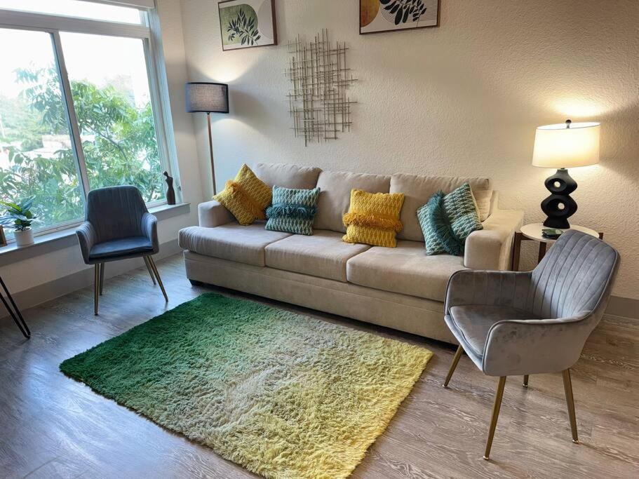 Beautiful On Riverwalk King W Free Parking Pet Friendly Centrally Located On The Riverwalk Apartment