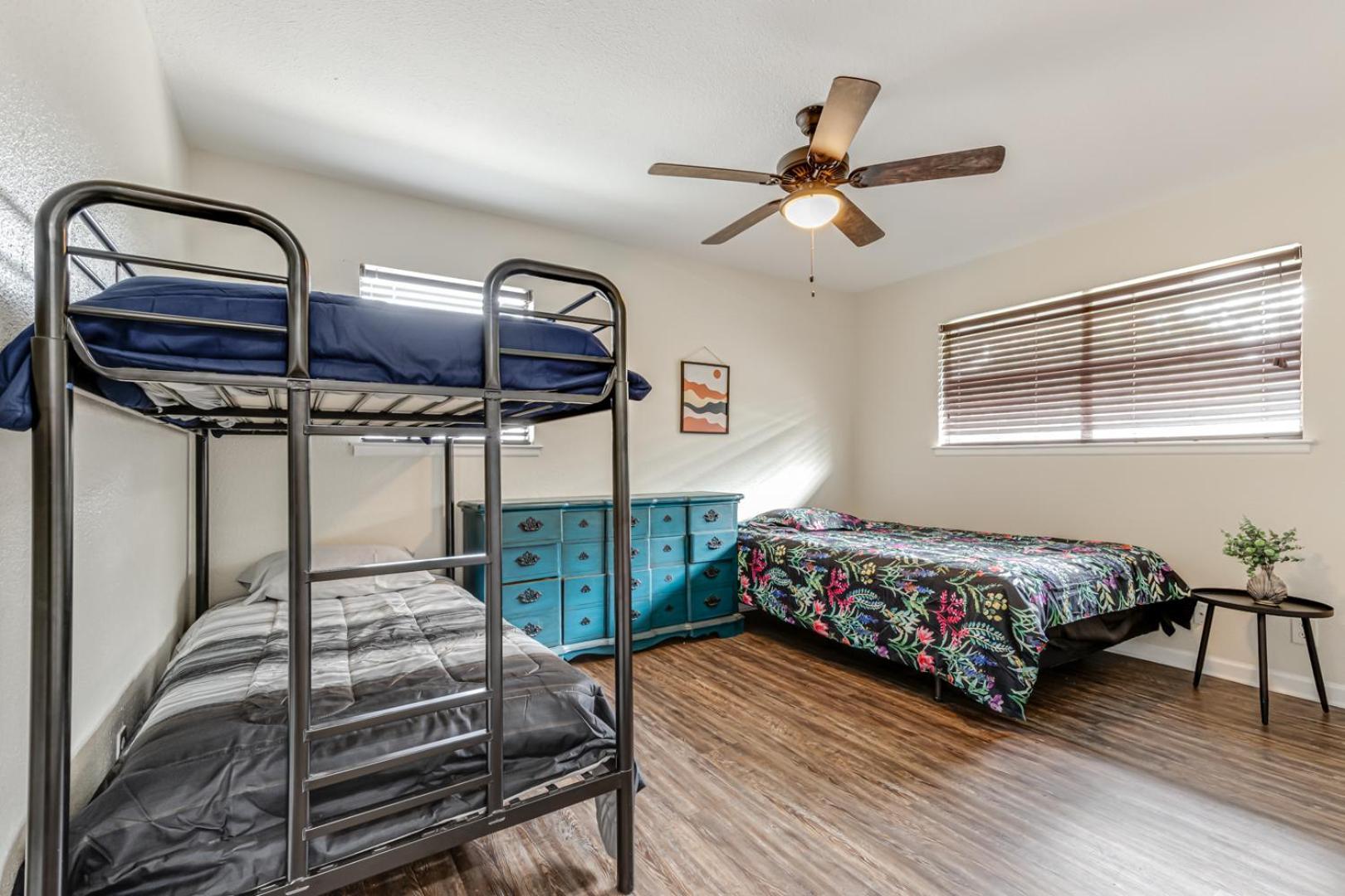 Cute With A Backyard Pool Holiday home San Antonio