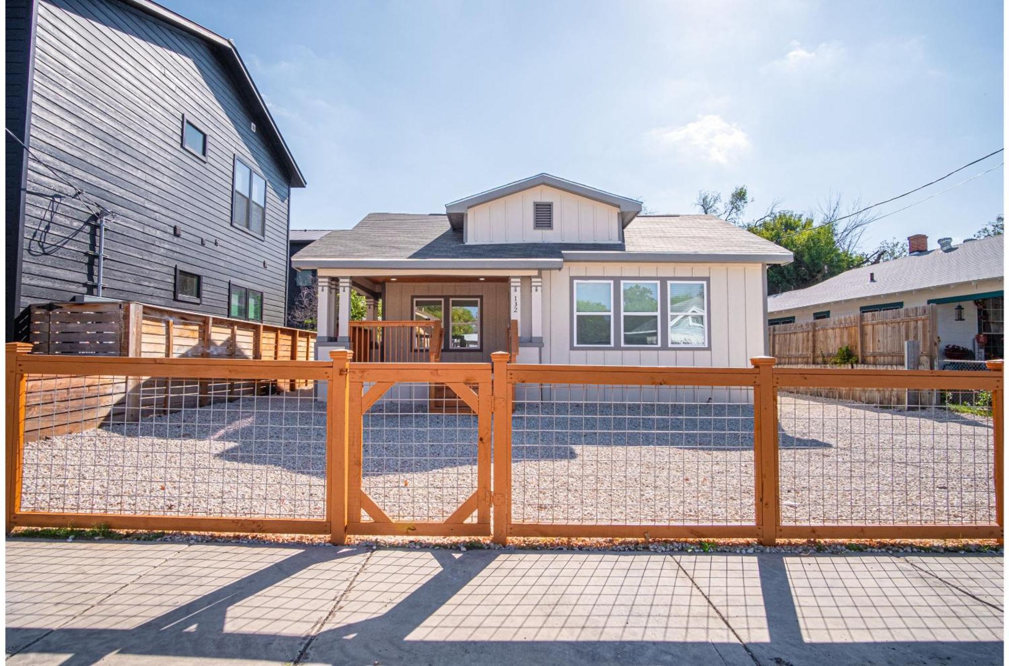 Perfect Spot To Relax 4br3ba Near Dtown Hemisfair Holiday home *