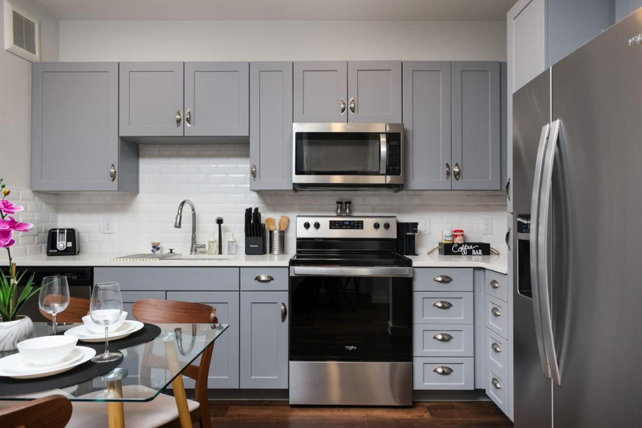Snug 1Br W Gym, Parking Near Rvrwalk & Dome Apartment