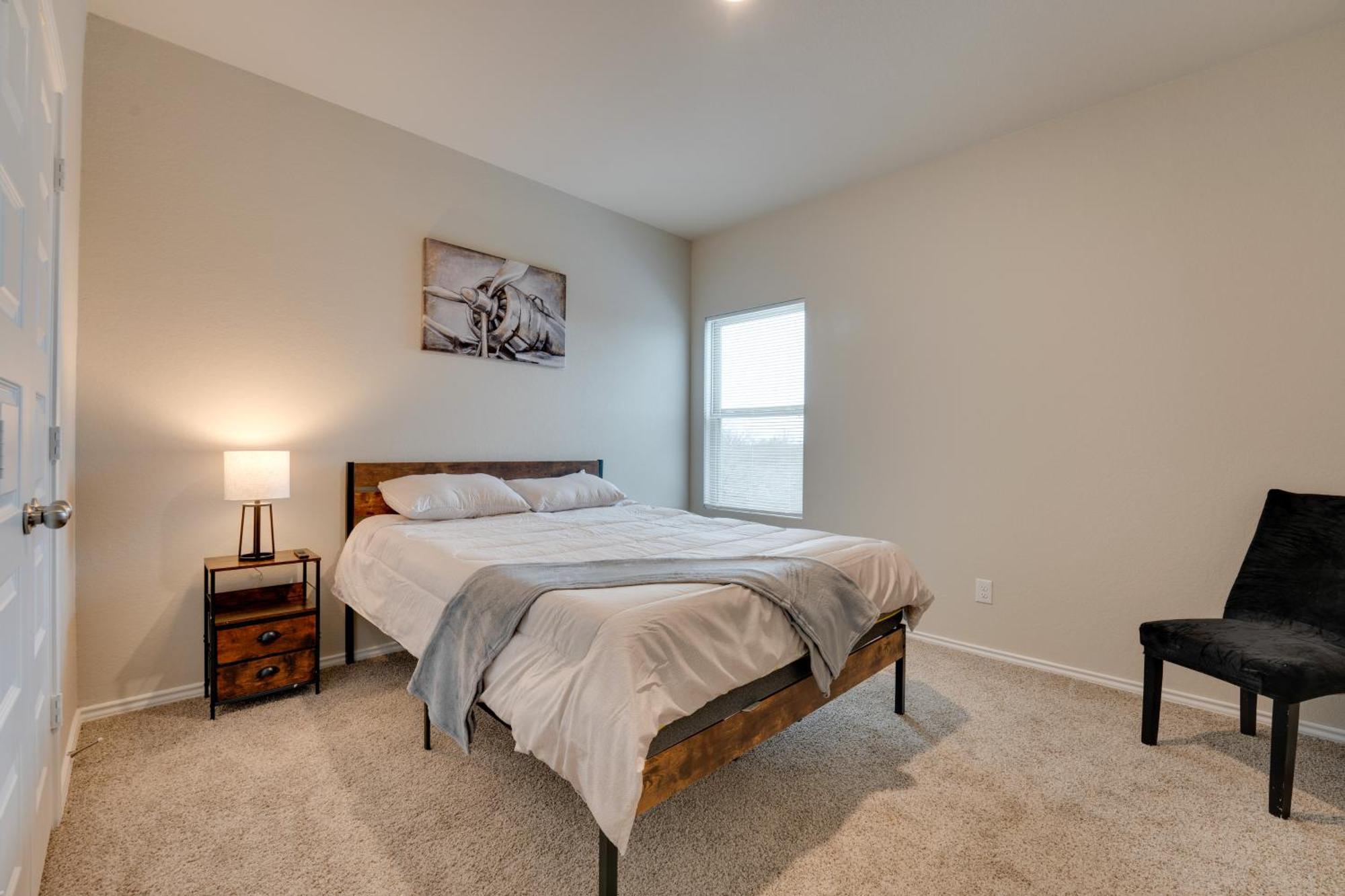 6 Mi To Lackland Afb Hot Tub, Pool And Game Room!