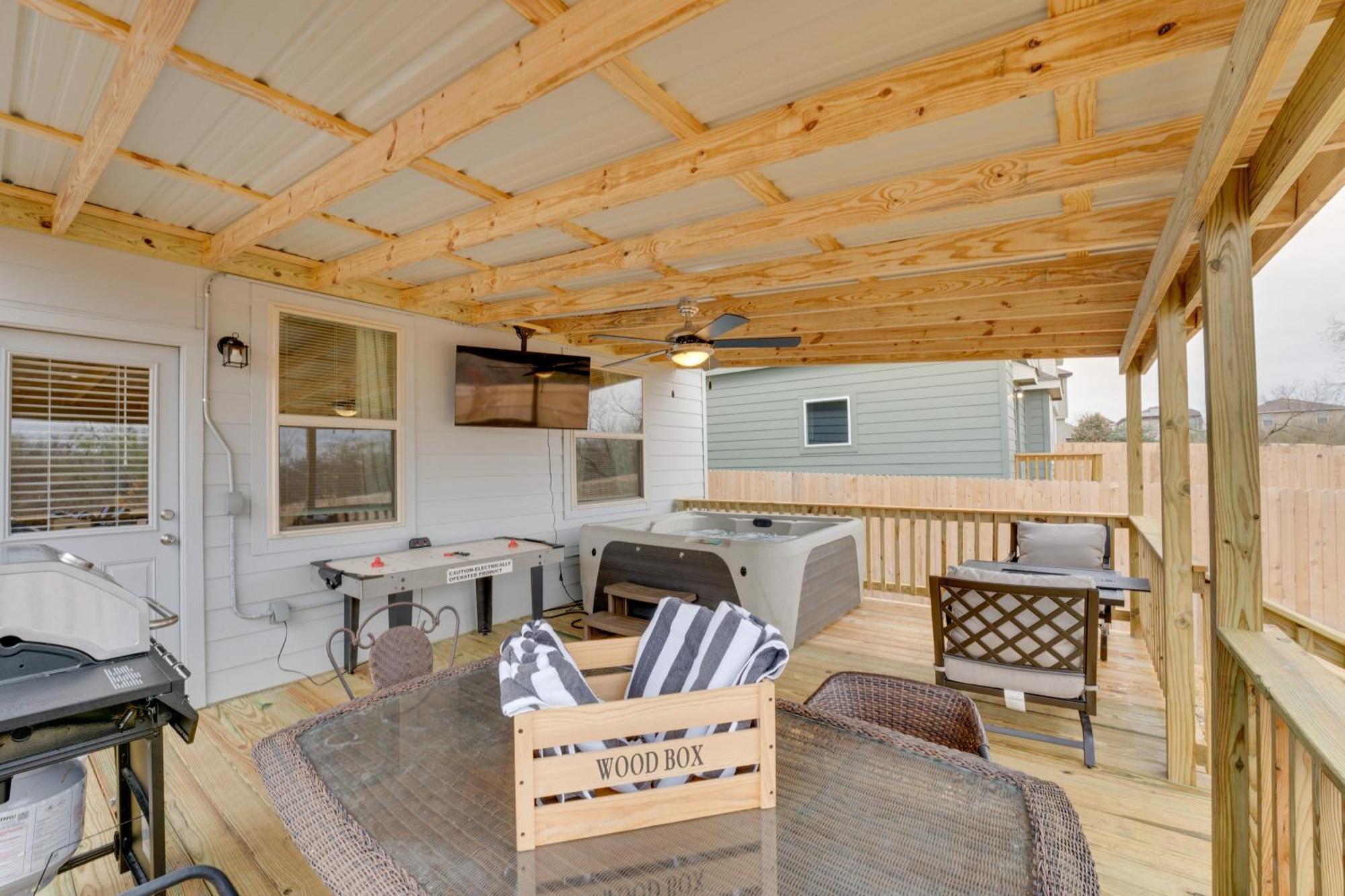 6 Mi To Lackland Afb Hot Tub, Pool And Game Room! Holiday home *