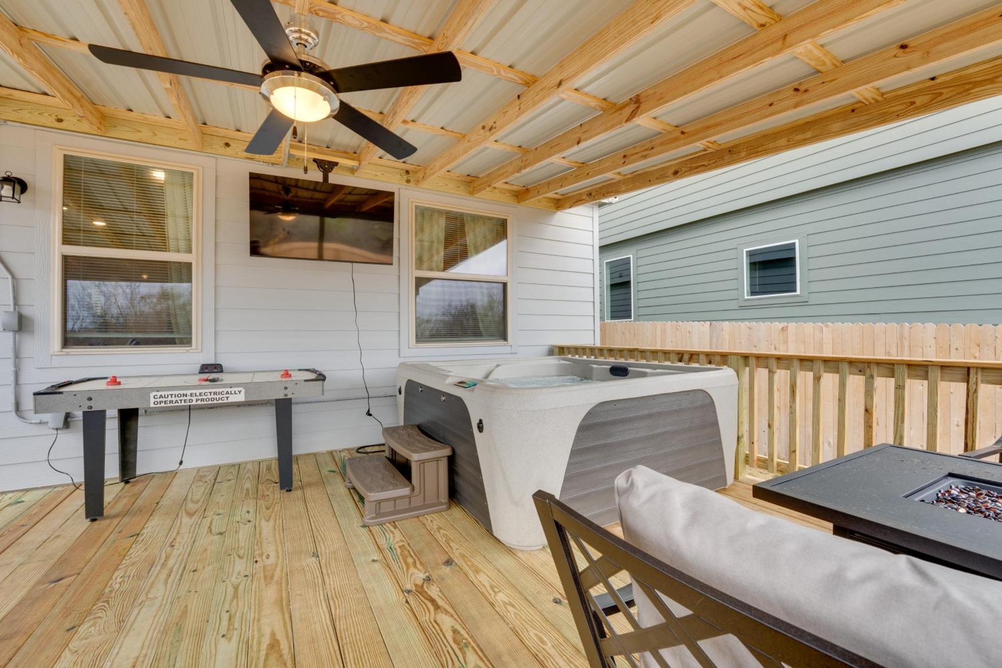 Holiday home 6 Mi To Lackland Afb Hot Tub, Pool And Game Room! San Antonio