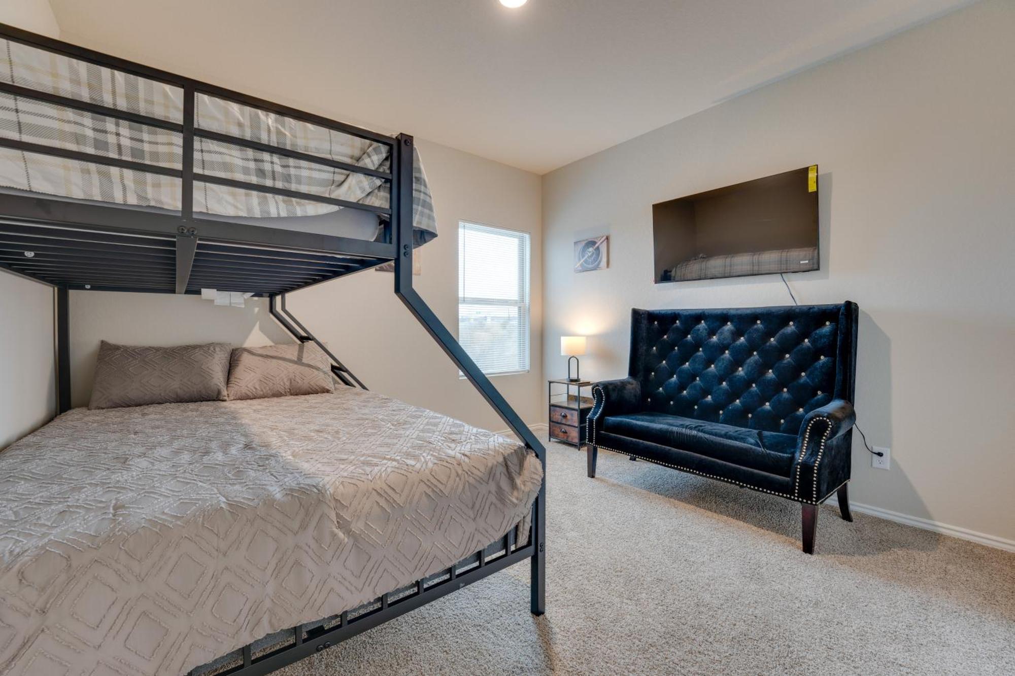 6 Mi To Lackland Afb Hot Tub, Pool And Game Room!