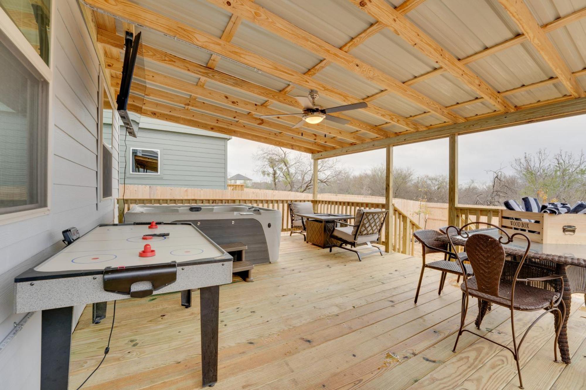 Holiday home 6 Mi To Lackland Afb Hot Tub, Pool And Game Room!