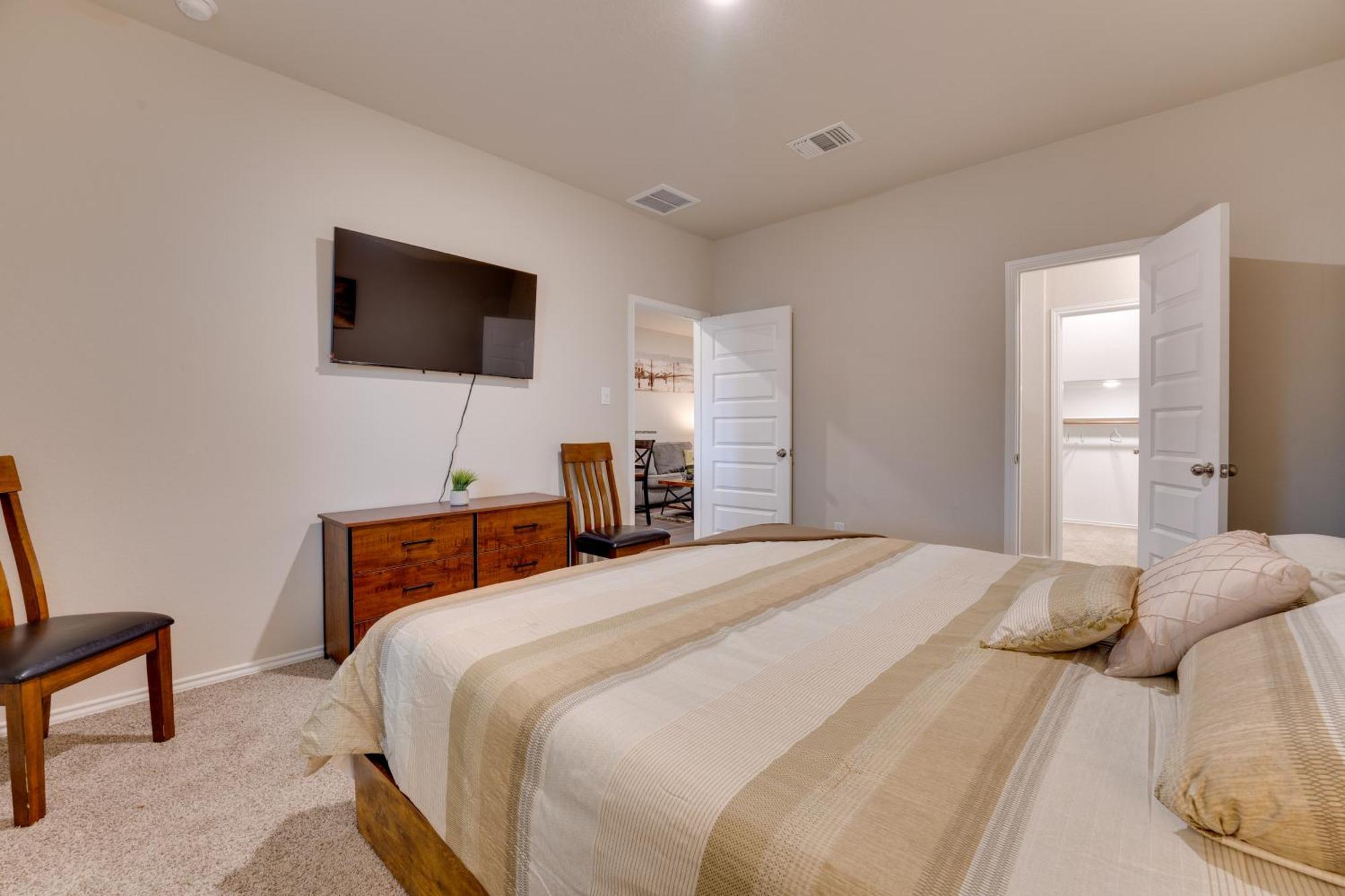Holiday home 6 Mi To Lackland Afb Hot Tub, Pool And Game Room! *