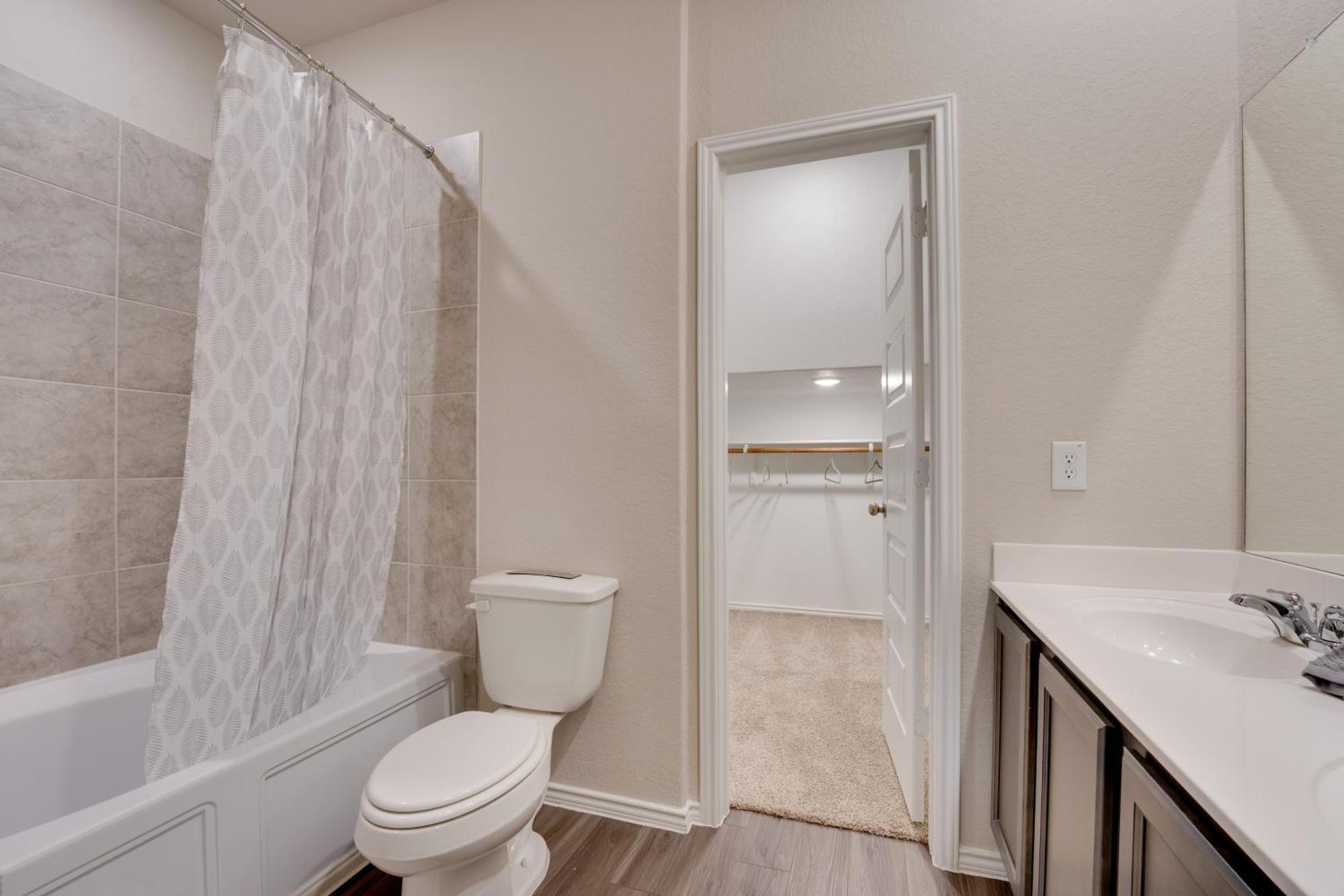 6 Mi To Lackland Afb Hot Tub, Pool And Game Room! *
