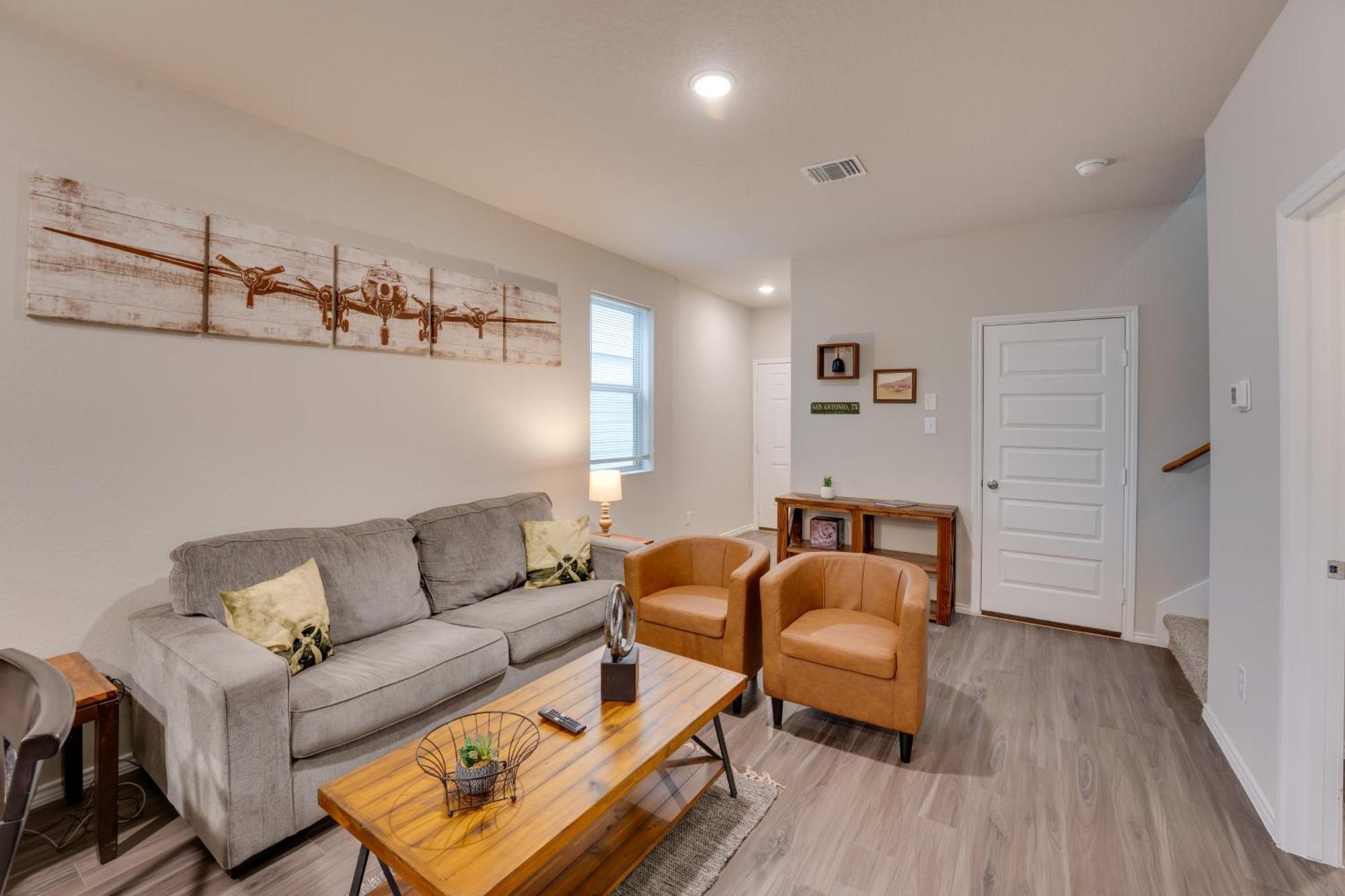 Holiday home 6 Mi To Lackland Afb Hot Tub, Pool And Game Room! *
