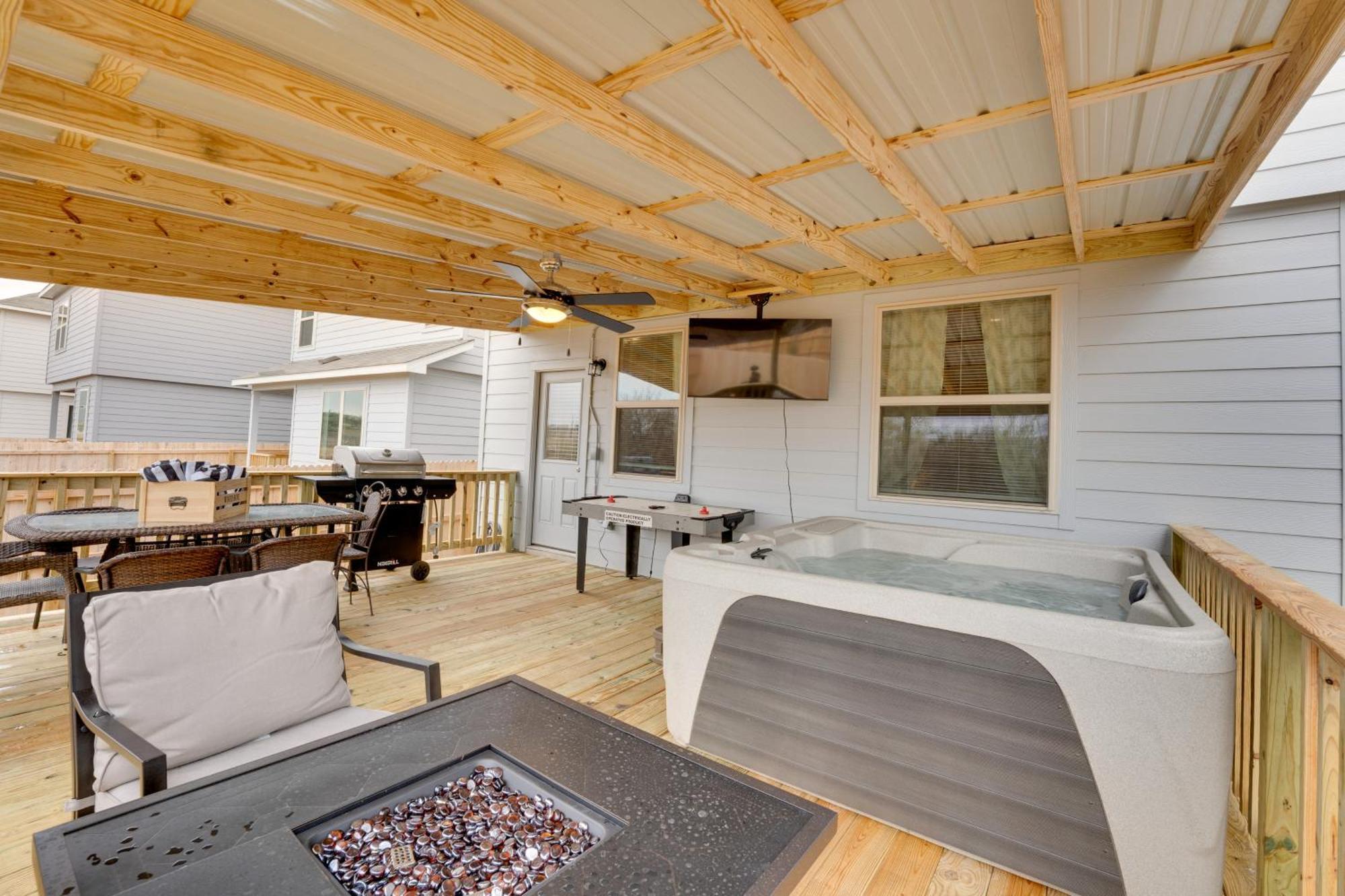 Holiday home 6 Mi To Lackland Afb Hot Tub, Pool And Game Room! San Antonio