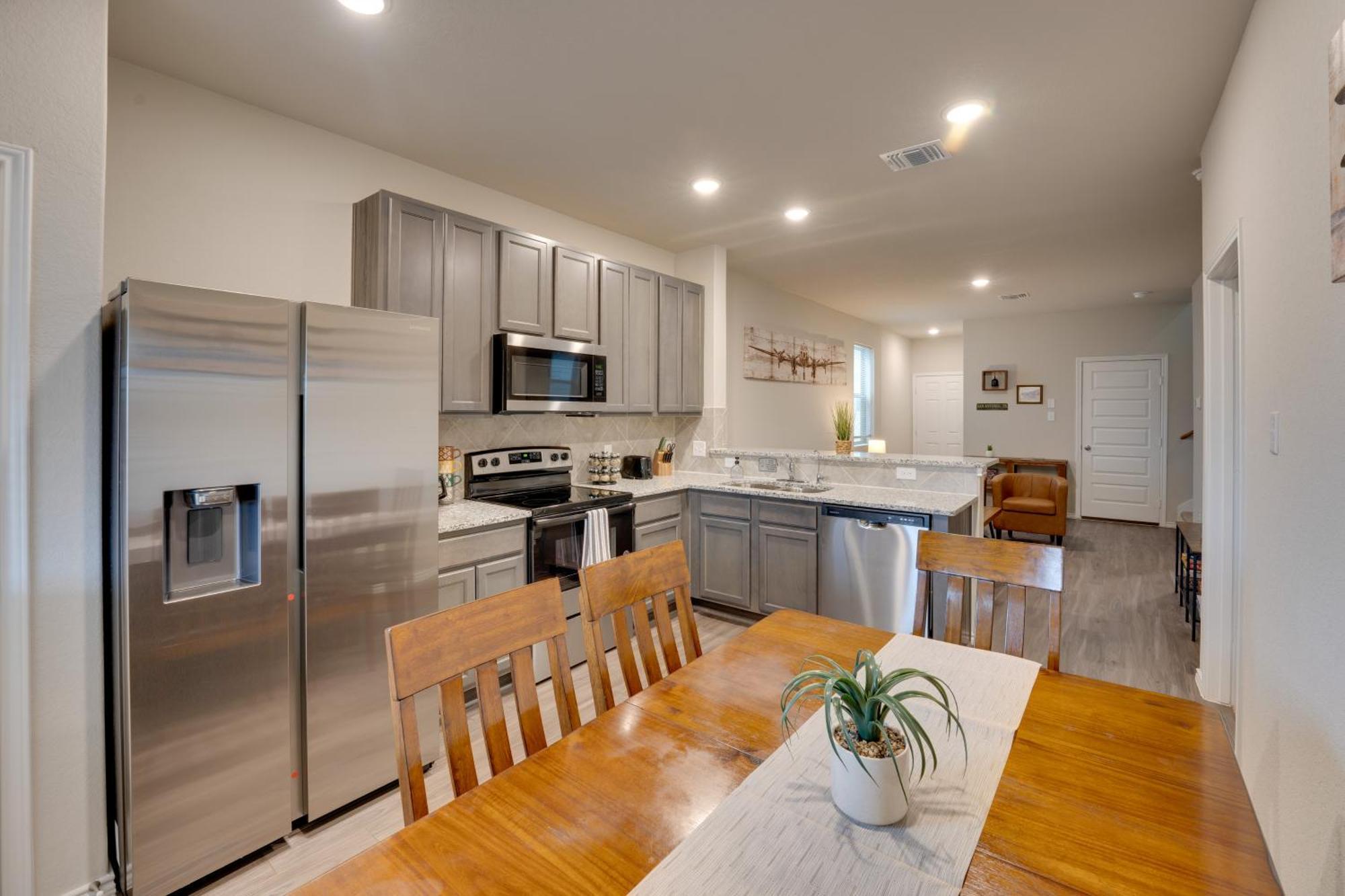 6 Mi To Lackland Afb Hot Tub, Pool And Game Room!