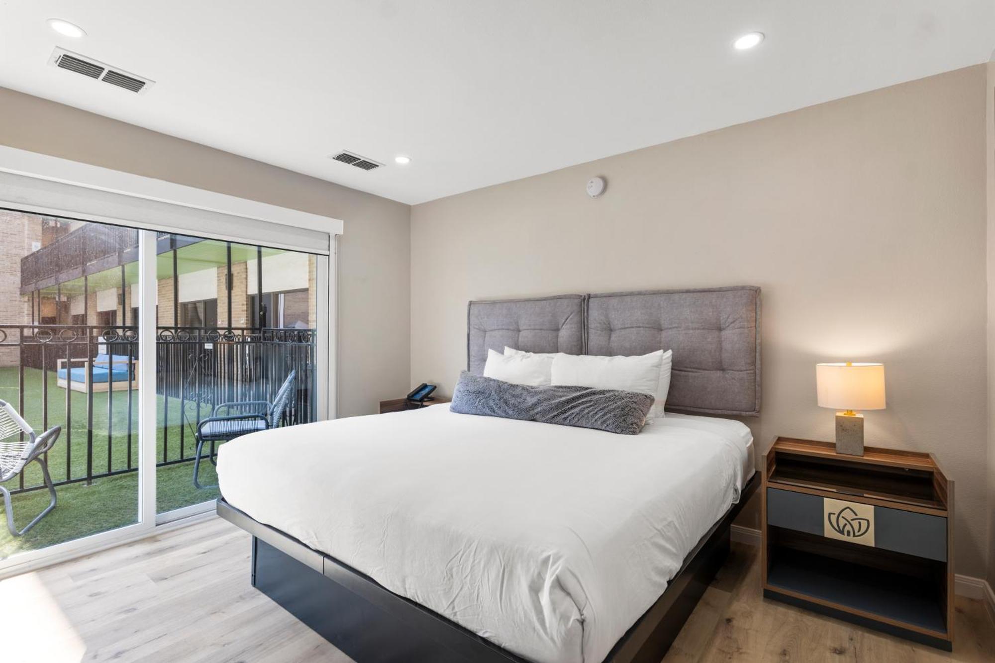 Riverwalk Plaza 3*