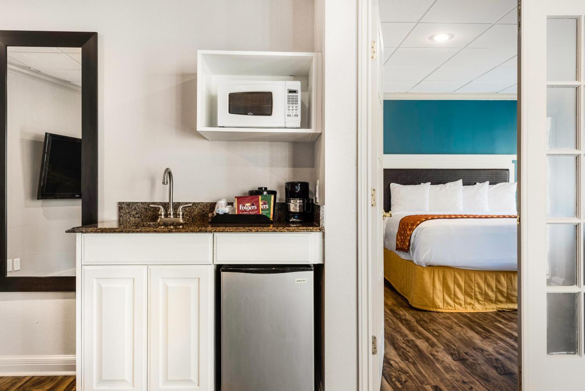 Riverwalk Plaza 3*
