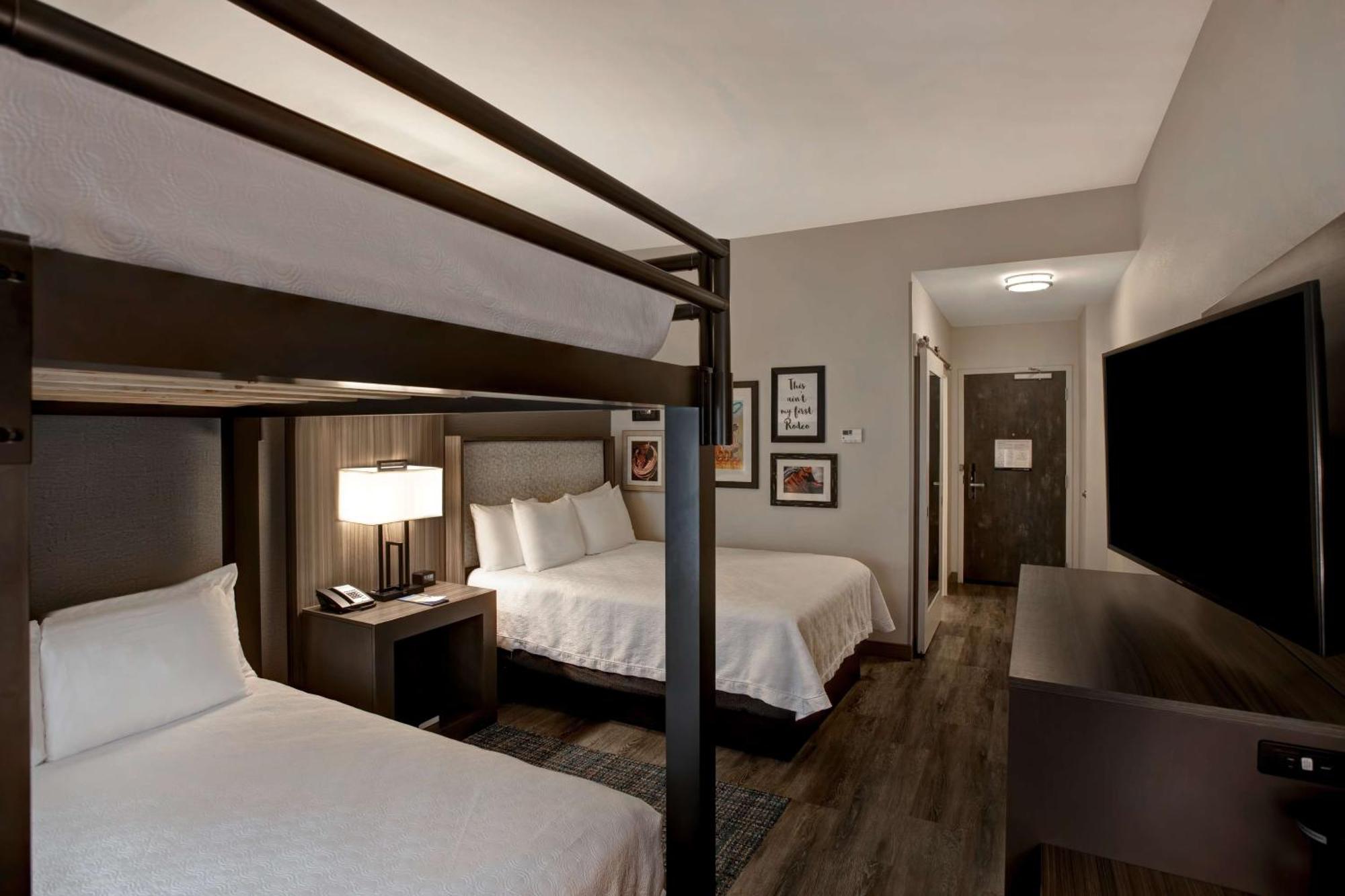 Hampton & Riverwalk 3*