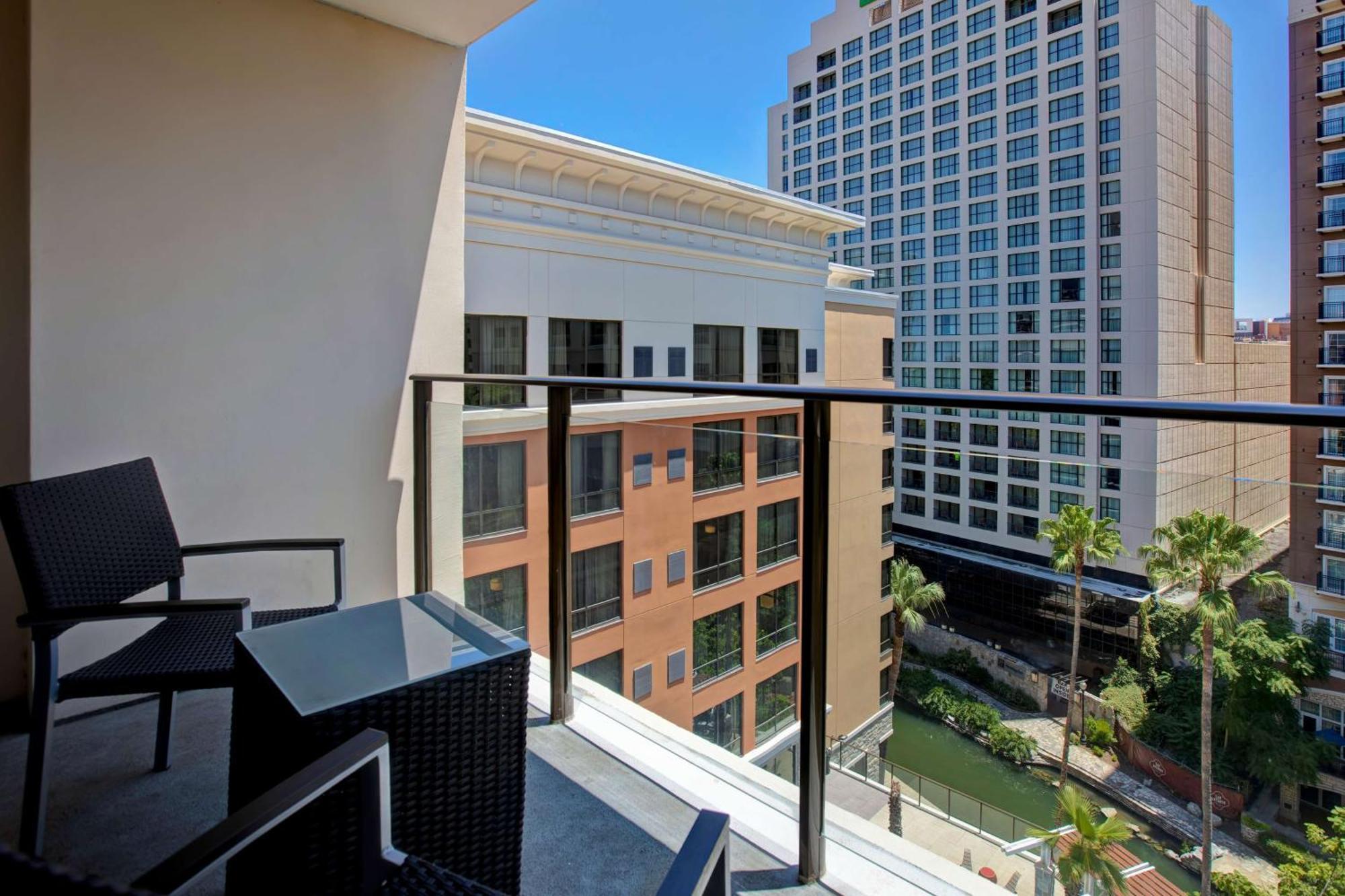 Hampton & Riverwalk Hotel 3*