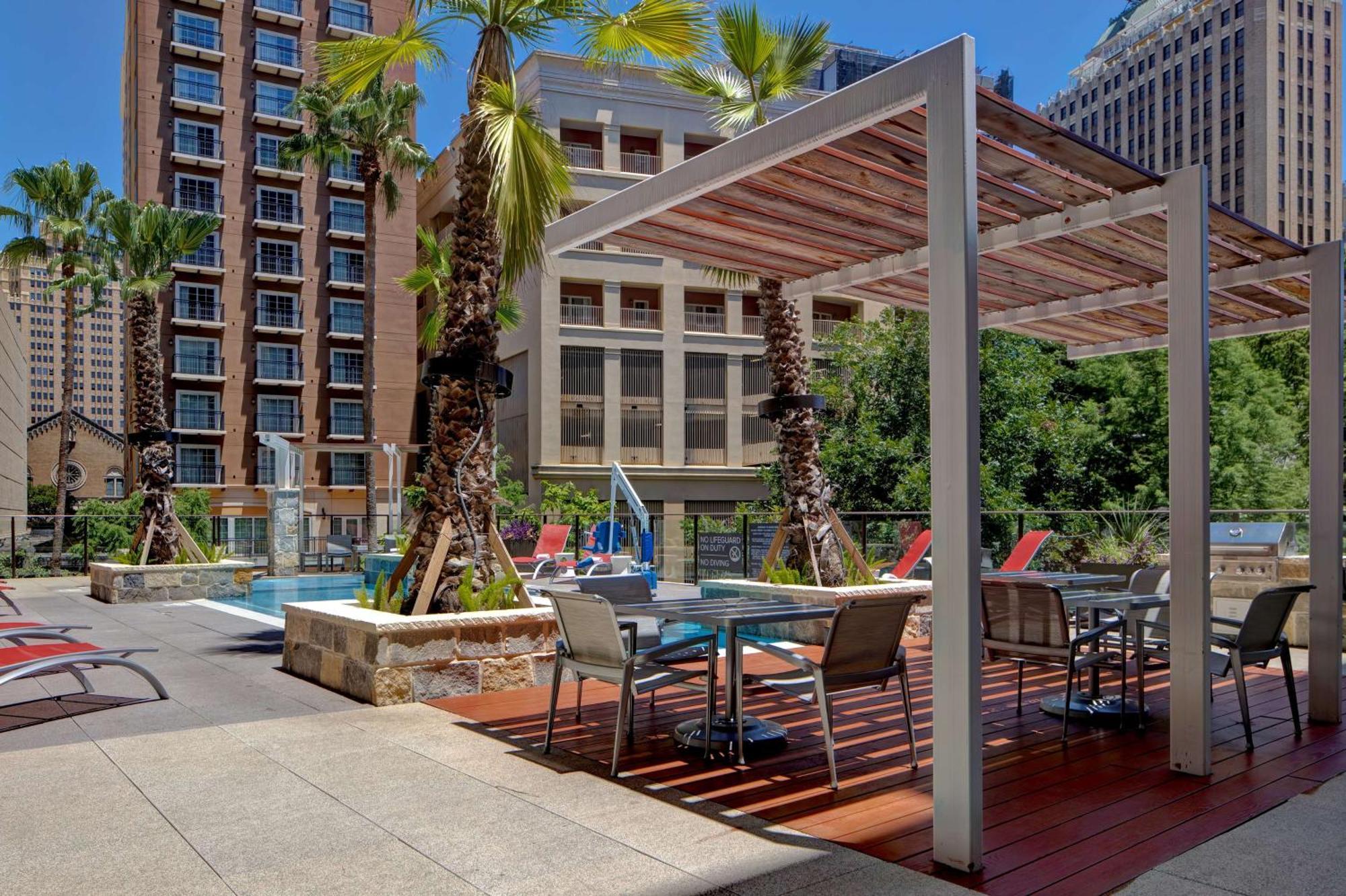 Hampton & Riverwalk Hotel 3*