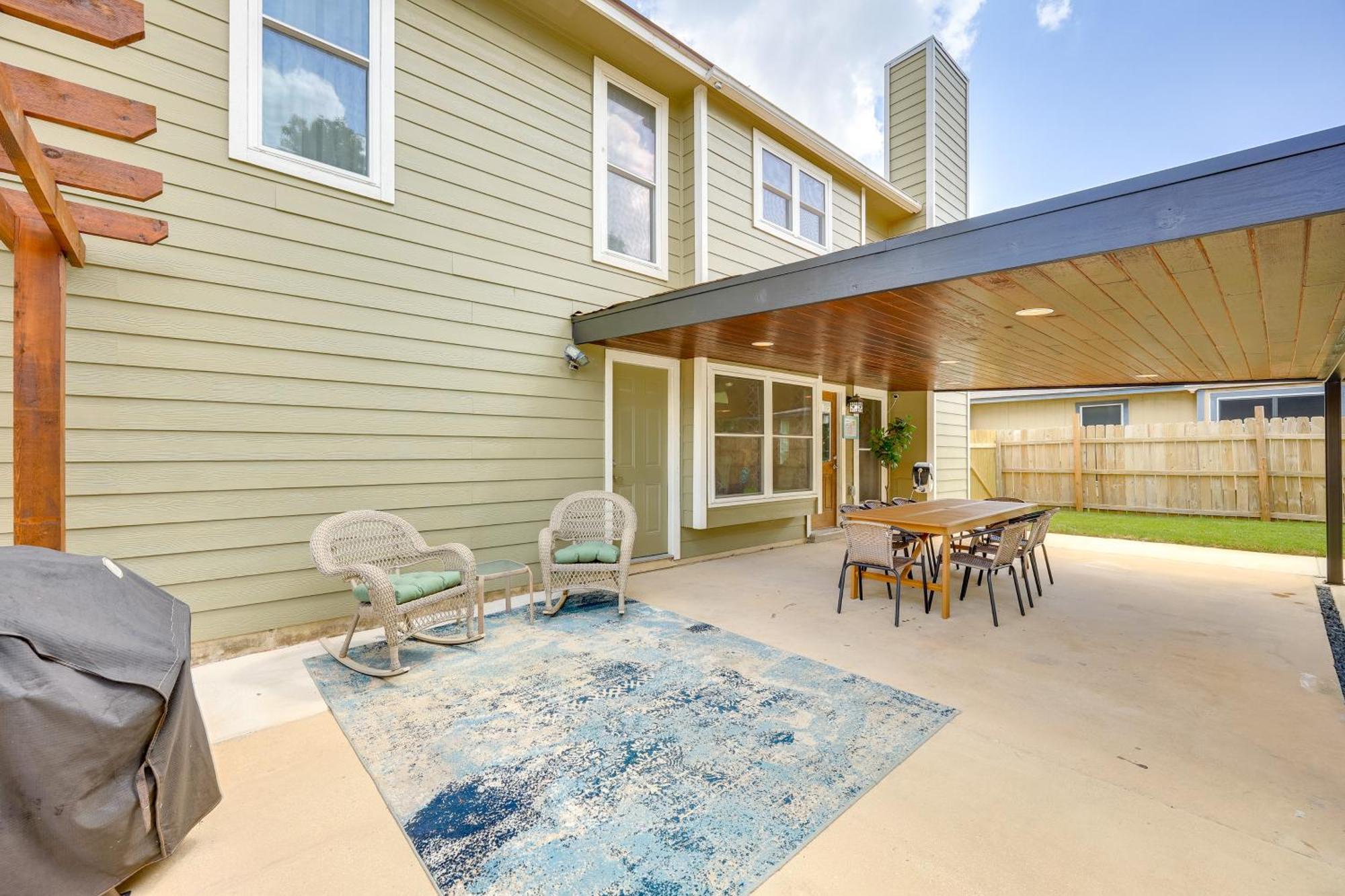 Holiday home Dog-friendly Live Oak With Hot Tub And Game Room!