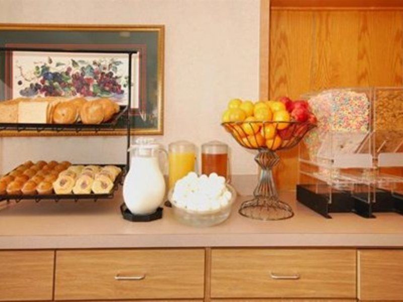 Spark By Hilton Northwest Near Six Flags 3*