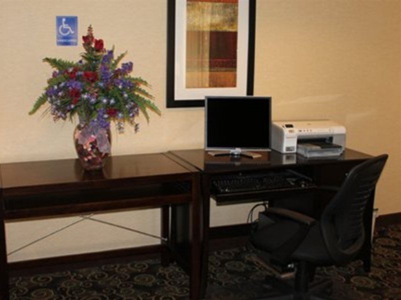 Spark By Hilton Northwest Near Six Flags 3*