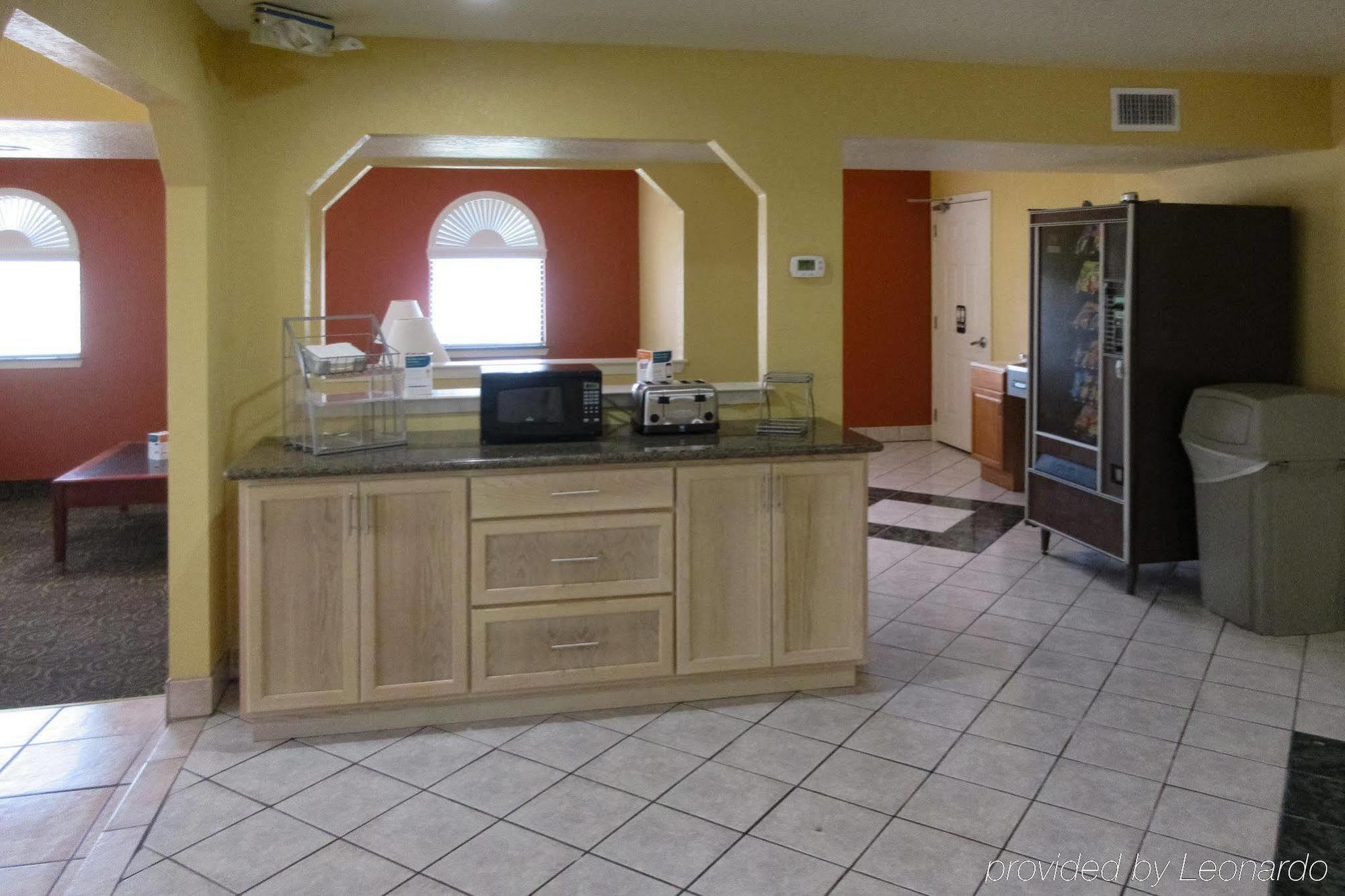 Econo Near Lackland Air Force Base-seaworld Hotel San Antonio