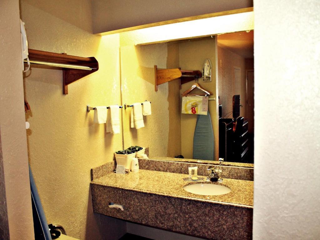 Super 8 By Wyndham At I-10