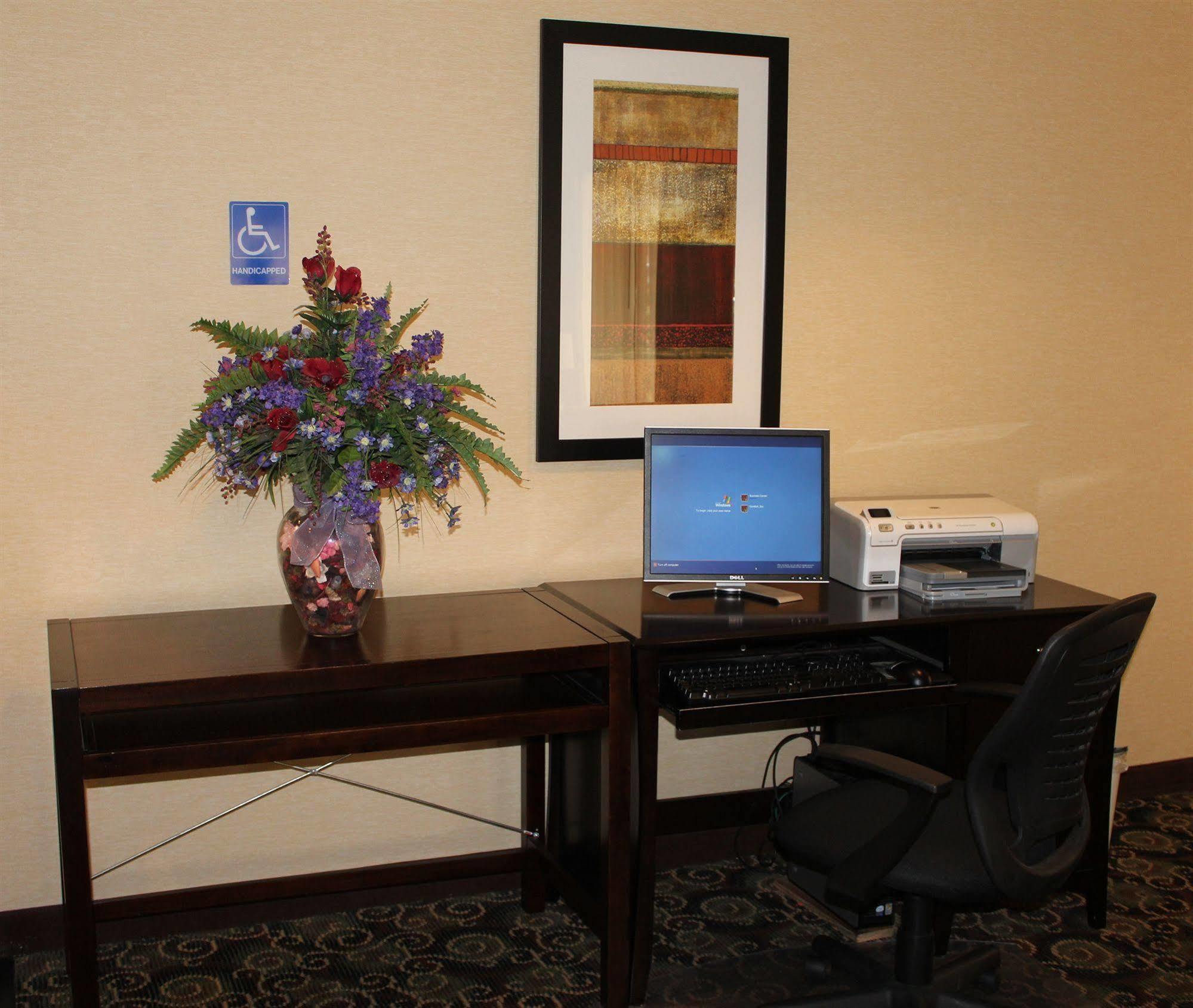 Hotel Spark By Hilton Northwest Near Six Flags