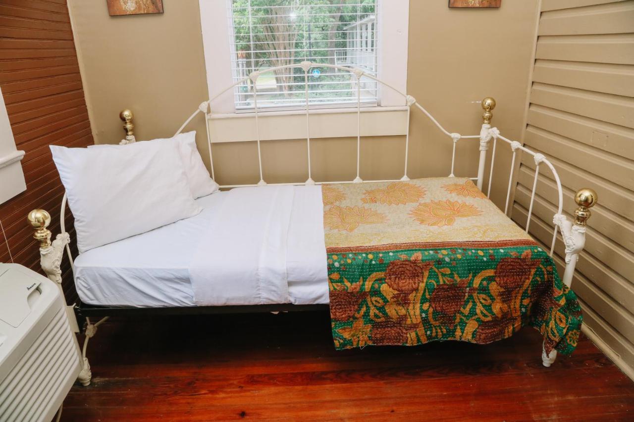 Bed & Breakfast On The Riverwalk San Antonio