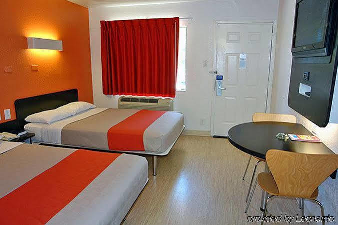 Hotel 6 San Antonio, Tx Six Flags Fiesta Tx - La Cantera Area 2*