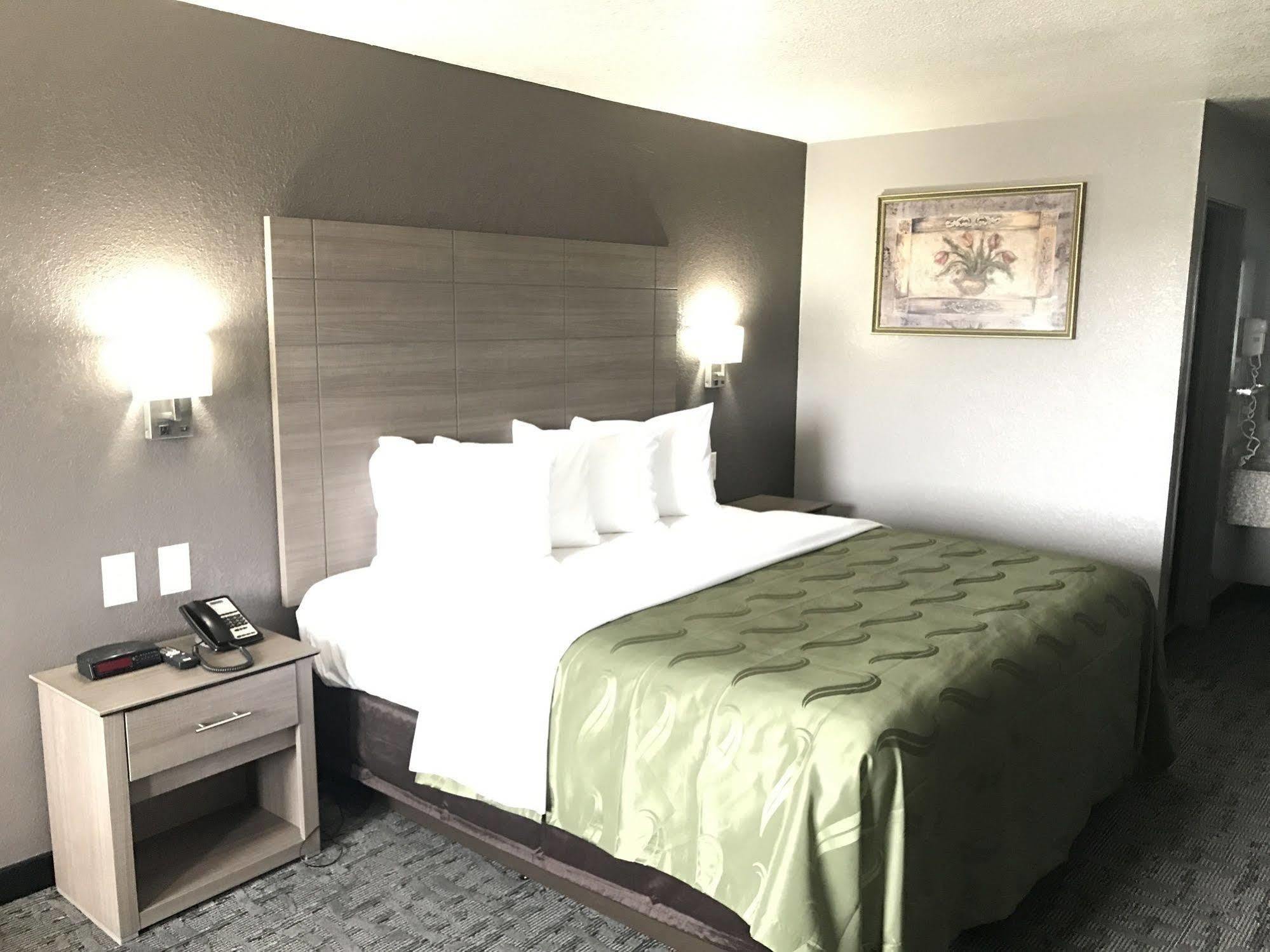 Inn Quality I-10 East Near Frost Bank Center 2*