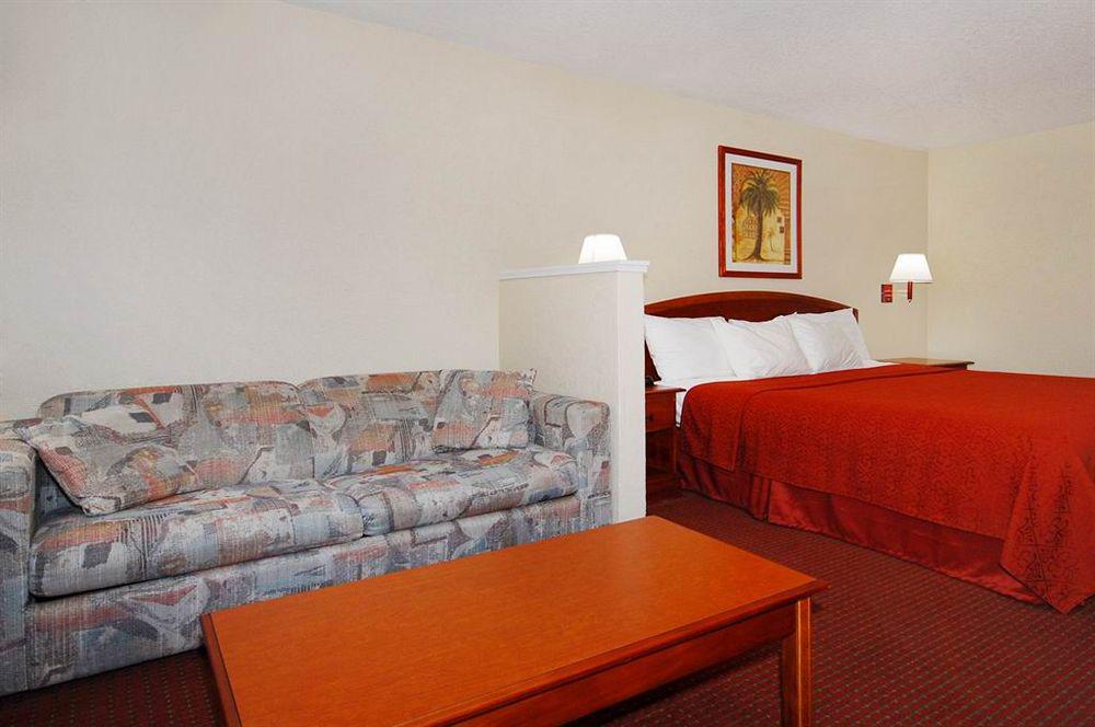 Super 8 By Wyndham At I-10 2*