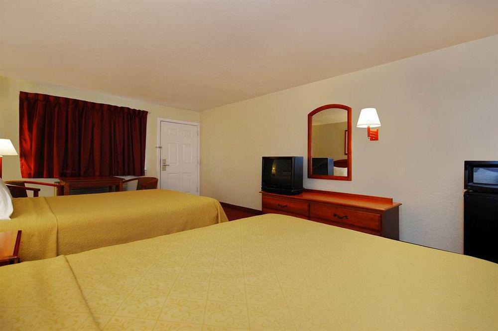 Motel Super 8 By Wyndham At I-10 San Antonio